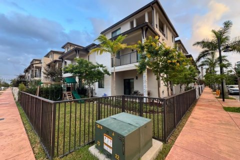 Townhouse in URBANA in Doral, Florida 3 bedrooms, 219.81 sq.m. № 1972313 - photo 8