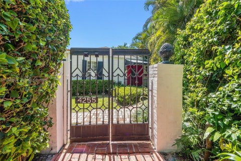 Купить земельный участок в Майами, Флорида № 1999238 - фото 2