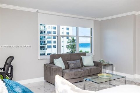 Condo in Hollywood, Florida  № 1953531 - photo 5