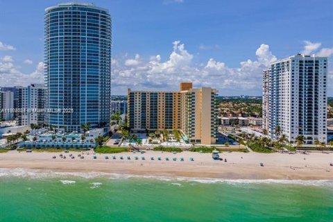 Condo in Hollywood, Florida  № 1953531 - photo 4