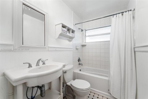 House in Tamarac, Florida 2 bedrooms, 122.45 sq.m. № 2087017 - photo 18