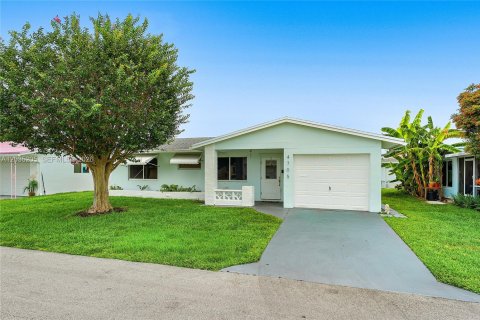 House in Tamarac, Florida 2 bedrooms, 122.45 sq.m. № 2087017