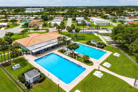 House in Tamarac, Florida 2 bedrooms, 122.45 sq.m. № 2087017 - photo 29