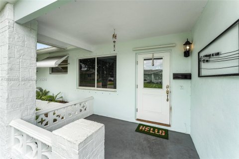 House in Tamarac, Florida 2 bedrooms, 122.45 sq.m. № 2087017 - photo 2