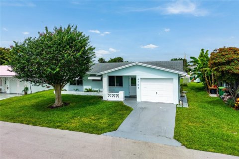 House in Tamarac, Florida 2 bedrooms, 122.45 sq.m. № 2087017 - photo 27