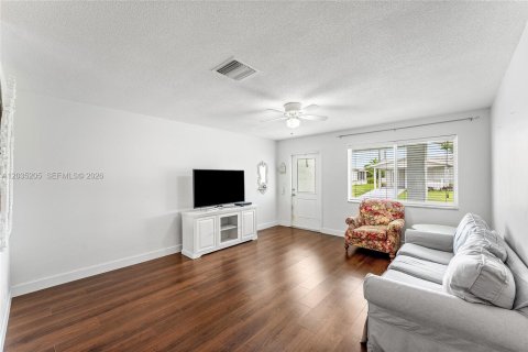 House in Tamarac, Florida 2 bedrooms, 122.45 sq.m. № 2087017 - photo 5