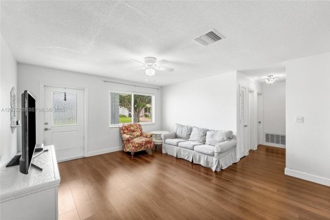 House in Tamarac, Florida 2 bedrooms, 122.45 sq.m. № 2087017 - photo 4