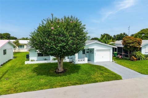 House in Tamarac, Florida 2 bedrooms, 122.45 sq.m. № 2087017 - photo 26