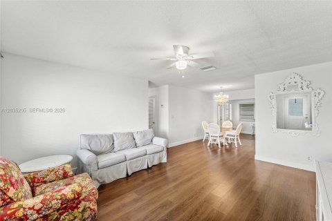 House in Tamarac, Florida 2 bedrooms, 122.45 sq.m. № 2087017 - photo 3
