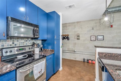 Condo in Tampa, Florida, 1 bedroom  № 2358090 - photo 13