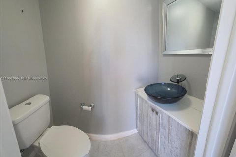 Copropriété à louer à Miami, Floride: 2 chambres, 98.48 m2 № 2023669 - photo 4
