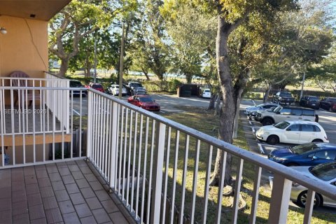 Copropriété à louer à Miami, Floride: 2 chambres, 98.48 m2 № 2023669 - photo 8