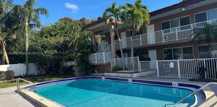 Кондоминиум с 1 спальней в Холливуд, Флорида № 1974380