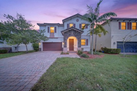 Casa en Hialeah, Florida 5 dormitorios, 308.06 m2 № 2352549