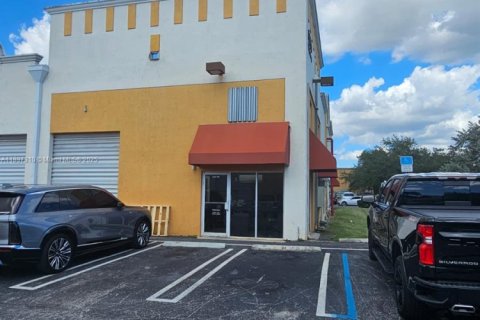Commercial property in Miami, Florida № 1948781 - photo 3