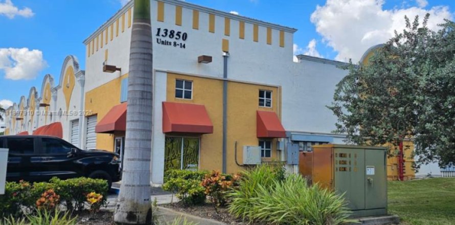 Commercial property in Miami, Florida № 1948781