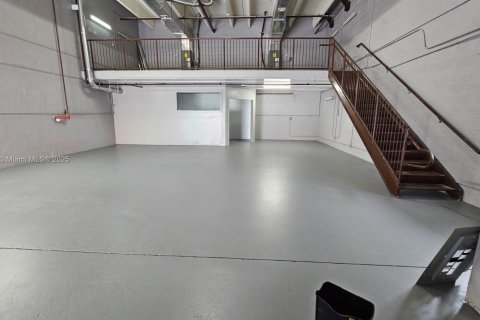 Commercial property in Miami, Florida № 1948781 - photo 9