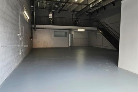 Commercial property in Miami, Florida № 1948781 - photo 8