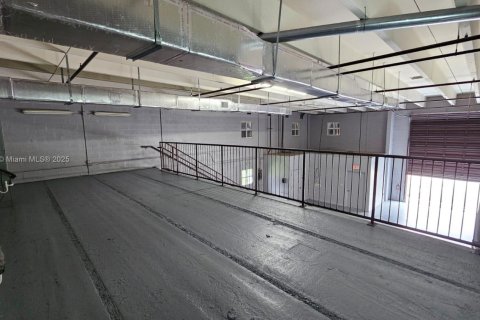 Commercial property in Miami, Florida № 1948781 - photo 13
