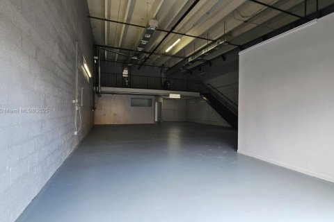 Commercial property in Miami, Florida № 1948781 - photo 6