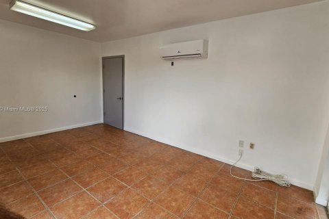 Commercial property in Miami, Florida № 1948781 - photo 18