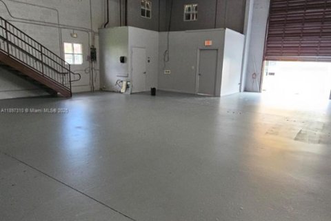 Commercial property in Miami, Florida № 1948781 - photo 12