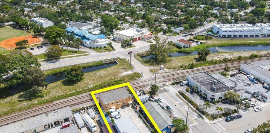 Commercial property in West Palm Beach, Florida № 1099078