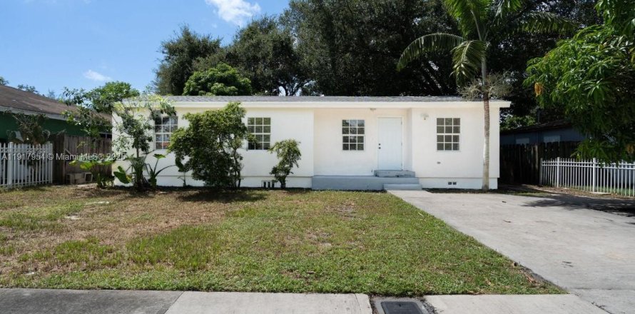 House in Miami Gardens, Florida 3 bedrooms, 91.79 sq.m. № 1972084