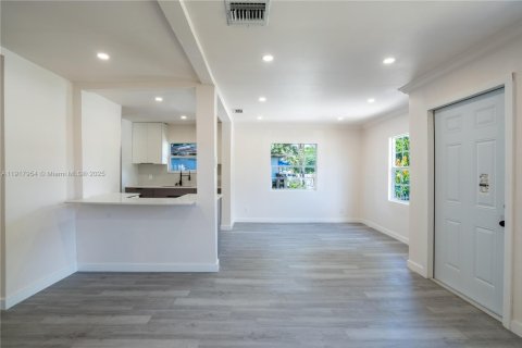 House in Miami Gardens, Florida 3 bedrooms, 91.79 sq.m. № 1972084 - photo 8