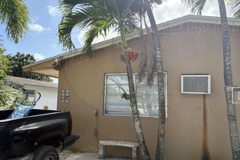 Propiedad comercial en venta en Homestead, Florida, 145.48 m2 № 1993089 - foto 2