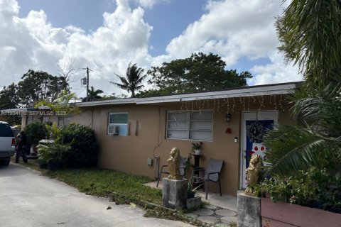 Propiedad comercial en venta en Homestead, Florida, 145.48 m2 № 1993089 - foto 1