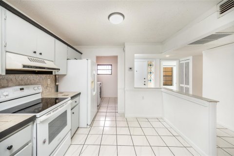 Villa ou maison à louer à Miami, Floride: 3 chambres, 135.45 m2 № 2085571 - photo 4