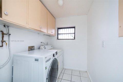 Villa ou maison à louer à Miami, Floride: 3 chambres, 135.45 m2 № 2085571 - photo 12