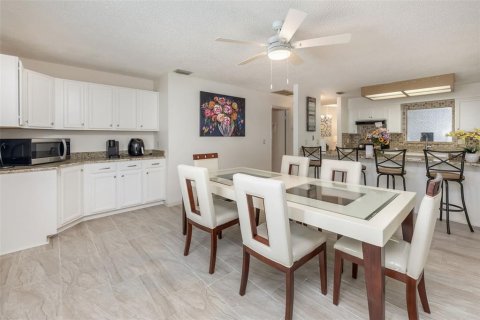 House in Palm Coast, Florida 4 bedrooms, 193.33 sq.m. № 2258440 - photo 8