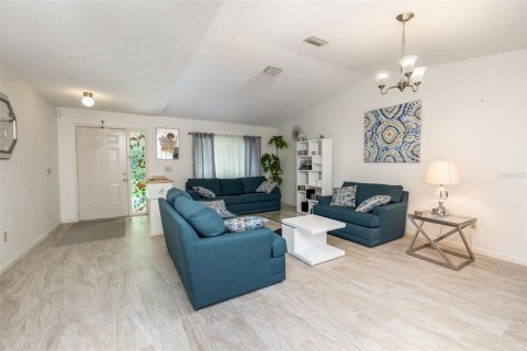 House in Palm Coast, Florida 4 bedrooms, 193.33 sq.m. № 2258440 - photo 3