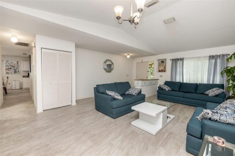 House in Palm Coast, Florida 4 bedrooms, 193.33 sq.m. № 2258440 - photo 4