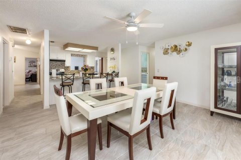 House in Palm Coast, Florida 4 bedrooms, 193.33 sq.m. № 2258440 - photo 9
