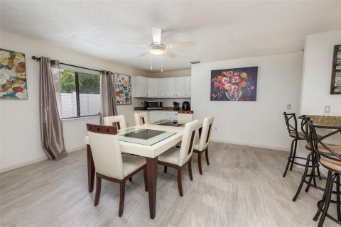 House in Palm Coast, Florida 4 bedrooms, 193.33 sq.m. № 2258440 - photo 10