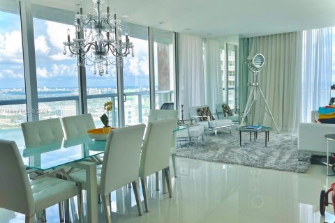 Condominio en alquiler en Miami, Florida, 2 dormitorios, 153.66 m2 № 2253080 - foto 3