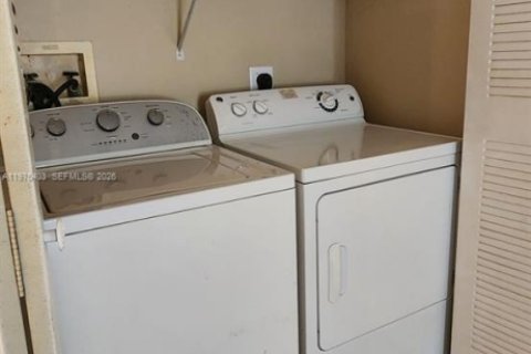 Condo in West Palm Beach, Florida, 1 bedroom  № 2040027 - photo 9