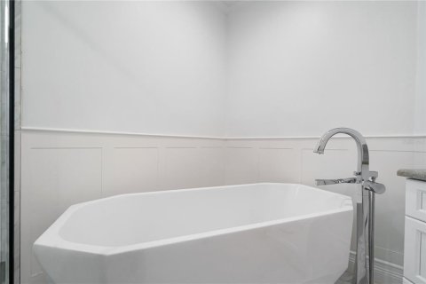 House in Tampa, Florida 3 bedrooms, 187.38 sq.m. № 2216005 - photo 19