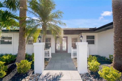 House in Tampa, Florida 3 bedrooms, 187.38 sq.m. № 2216005 - photo 2