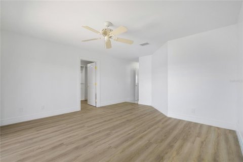House in Tampa, Florida 3 bedrooms, 187.38 sq.m. № 2216005 - photo 15