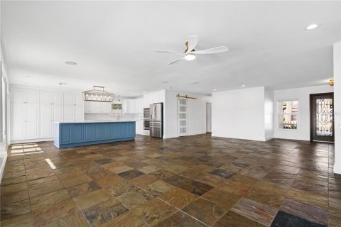 House in Tampa, Florida 3 bedrooms, 187.38 sq.m. № 2216005 - photo 5