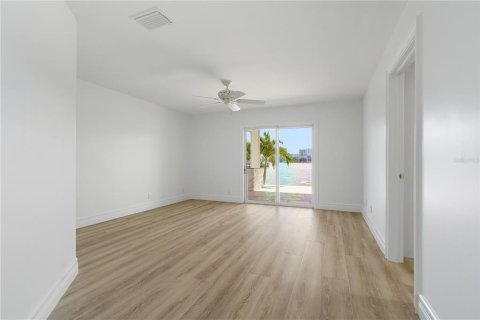House in Tampa, Florida 3 bedrooms, 187.38 sq.m. № 2216005 - photo 12