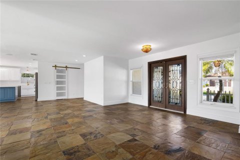 House in Tampa, Florida 3 bedrooms, 187.38 sq.m. № 2216005 - photo 3