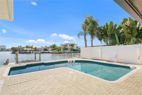 House in Tampa, Florida 3 bedrooms, 187.38 sq.m. № 2216005 - photo 25