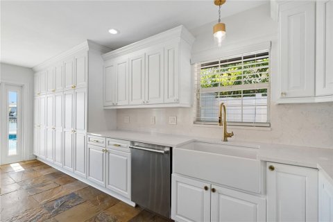 House in Tampa, Florida 3 bedrooms, 187.38 sq.m. № 2216005 - photo 9