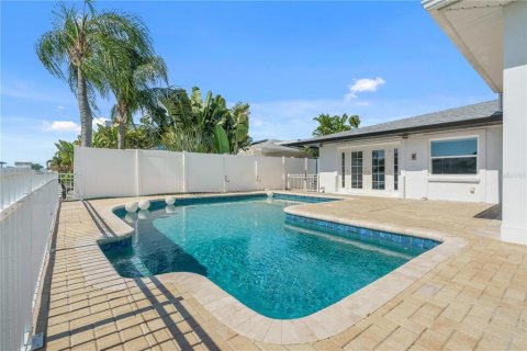 House in Tampa, Florida 3 bedrooms, 187.38 sq.m. № 2216005 - photo 29
