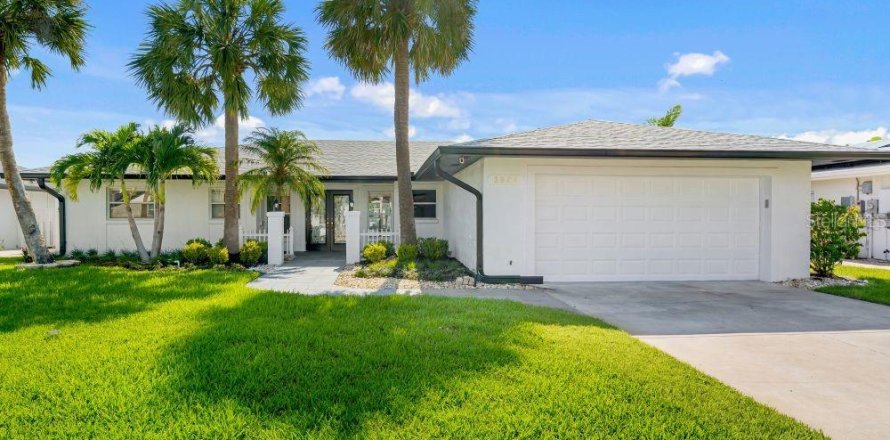 House in Tampa, Florida 3 bedrooms, 187.38 sq.m. № 2216005